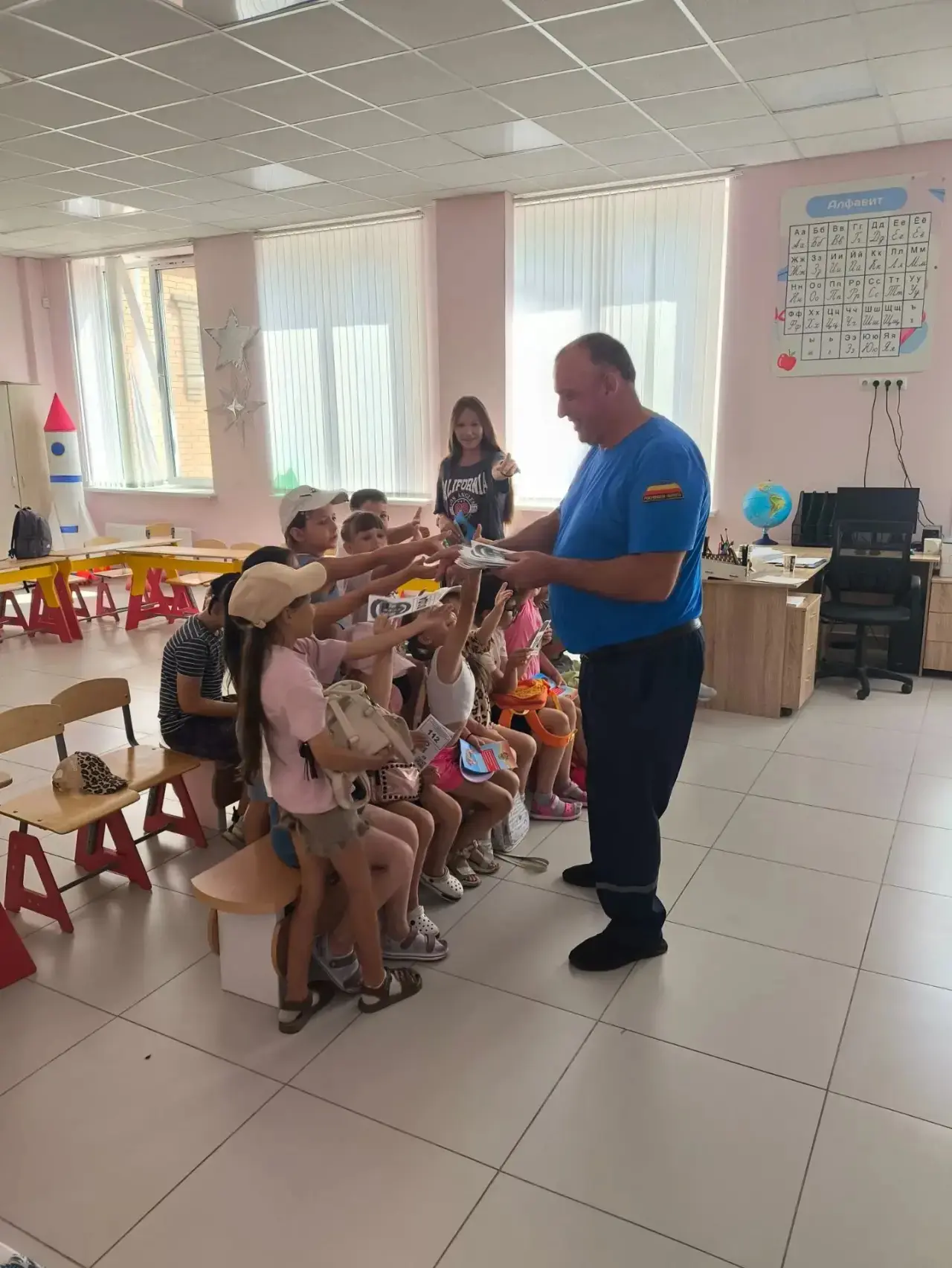 Сегодняшний день в нашем лагере прошел под очень важным девизом: "Безопасность превыше всего!". И эт