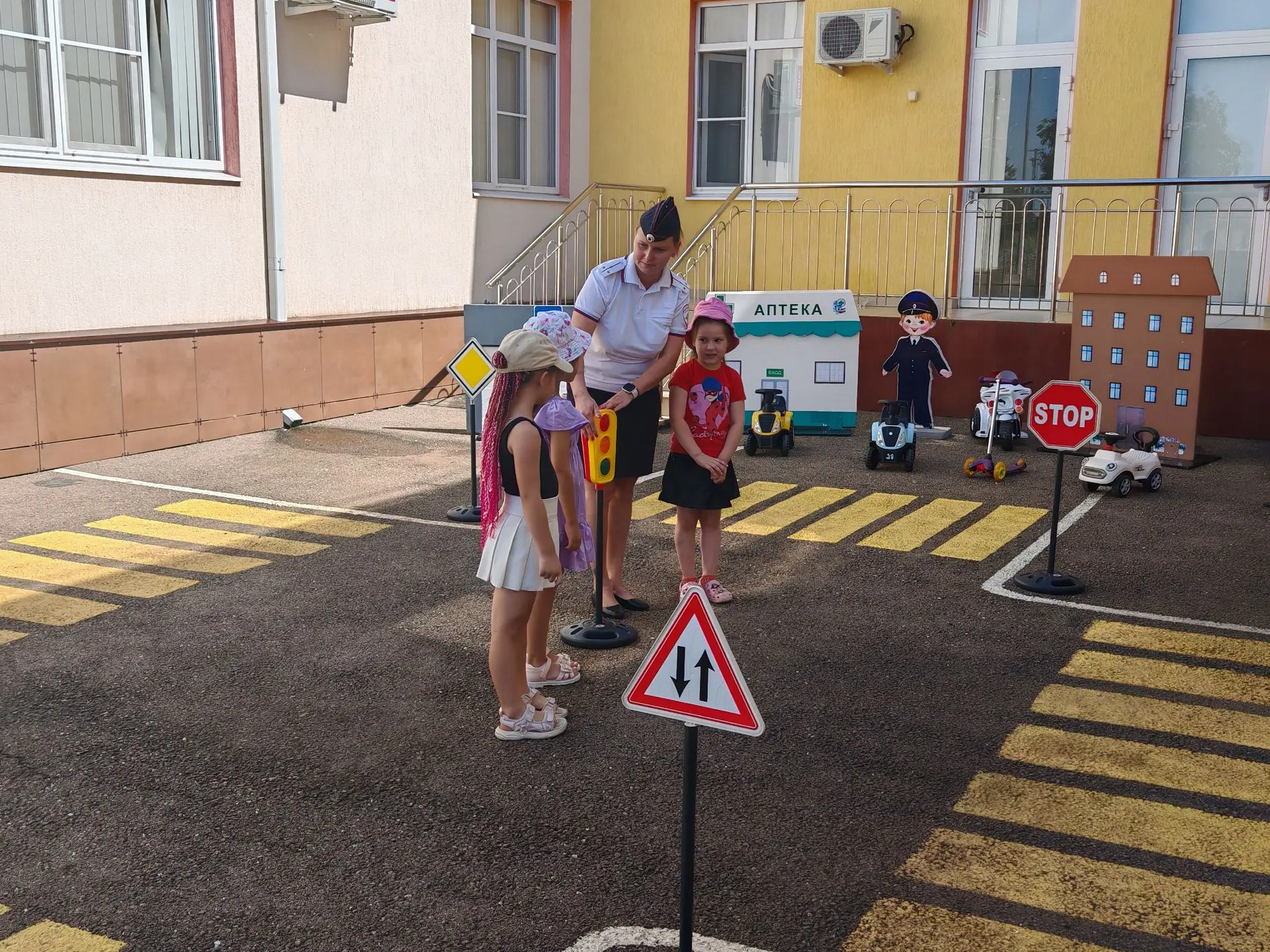 Автоинспекторы провели занятие по безопасности дорожного движения в детском саду
Детям напомнили пра
