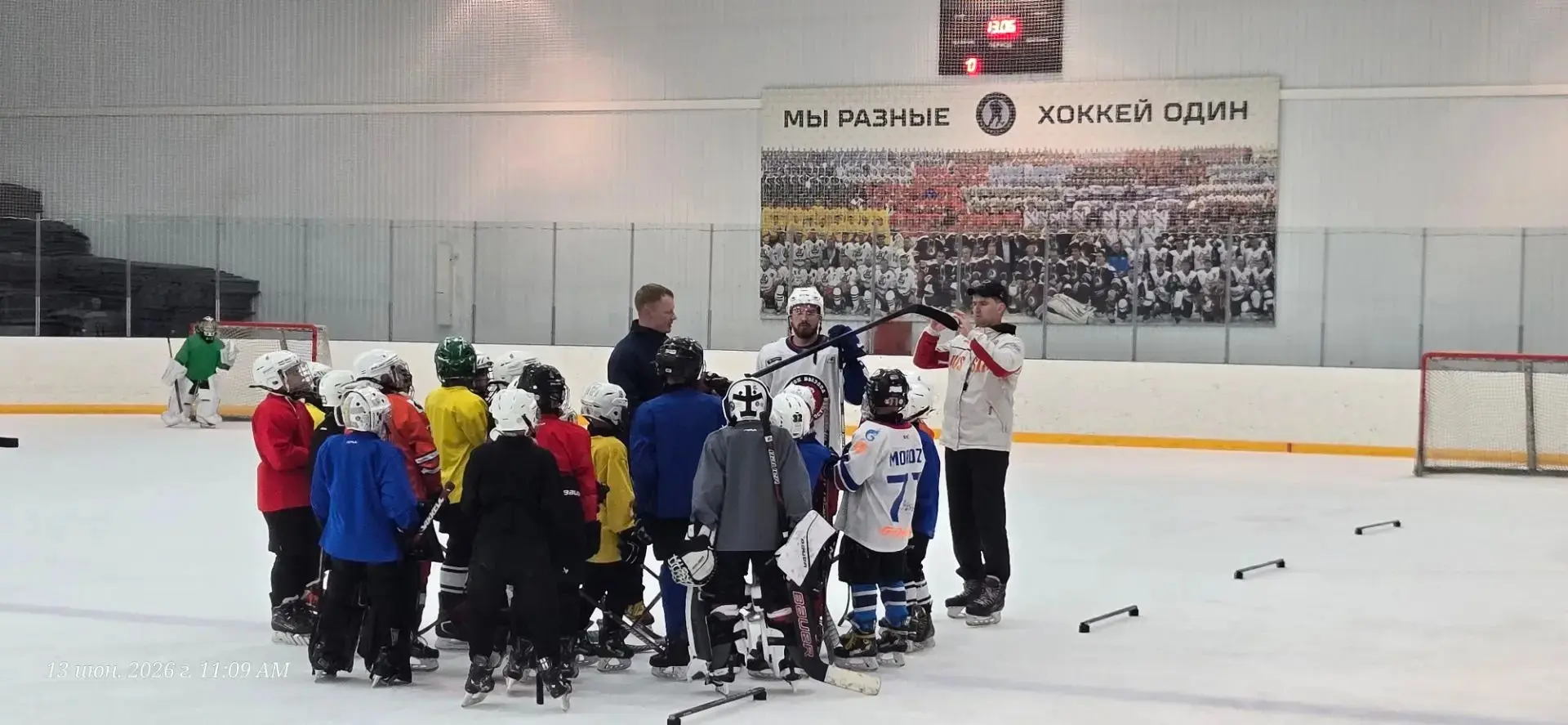 🏒 Подарок для юных хоккеистов: тренировку «Арматы» провел профессиональный игрок!

На крытом катке 