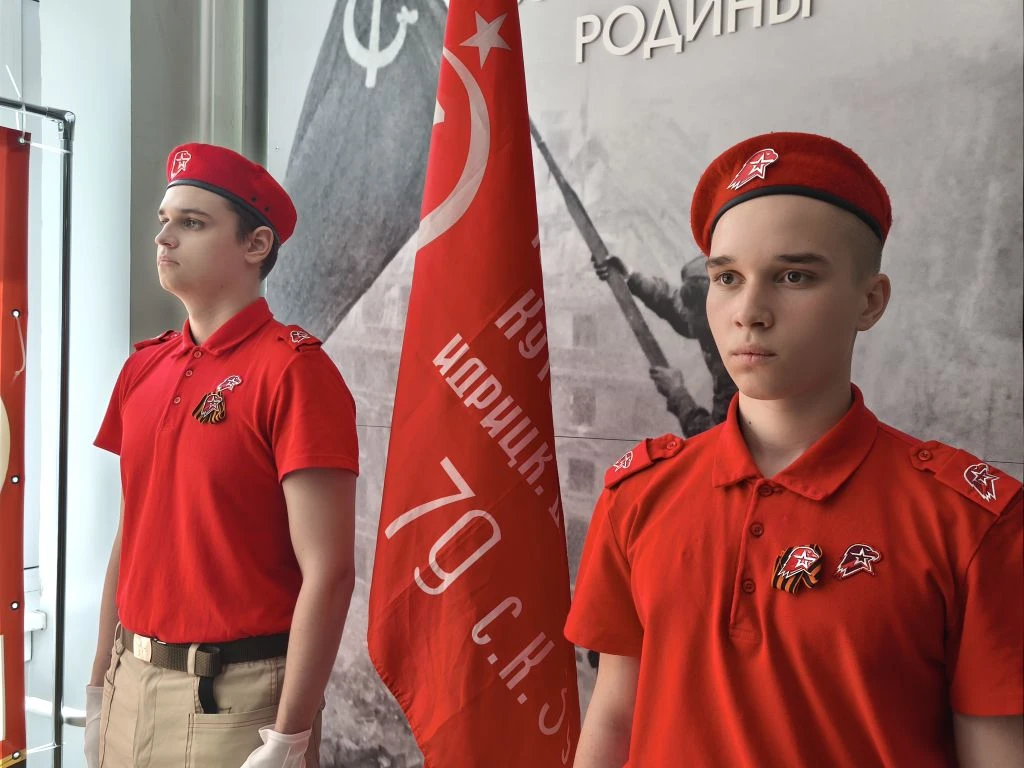 🇷🇺 Мы — наследники победителей: «Часовой у Знамени Победы»! 🔥  🫡 Несколько дней в нашем Лицее проход