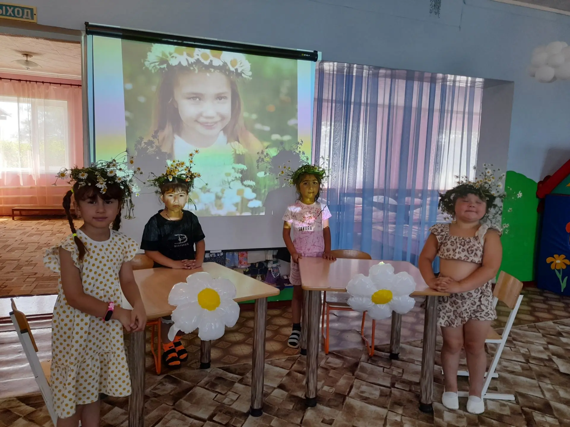 Скромную ромашку в поле ты сорви.
И вплети ромашку в сказочный венок,
Пусть блестит на солнце, кажды