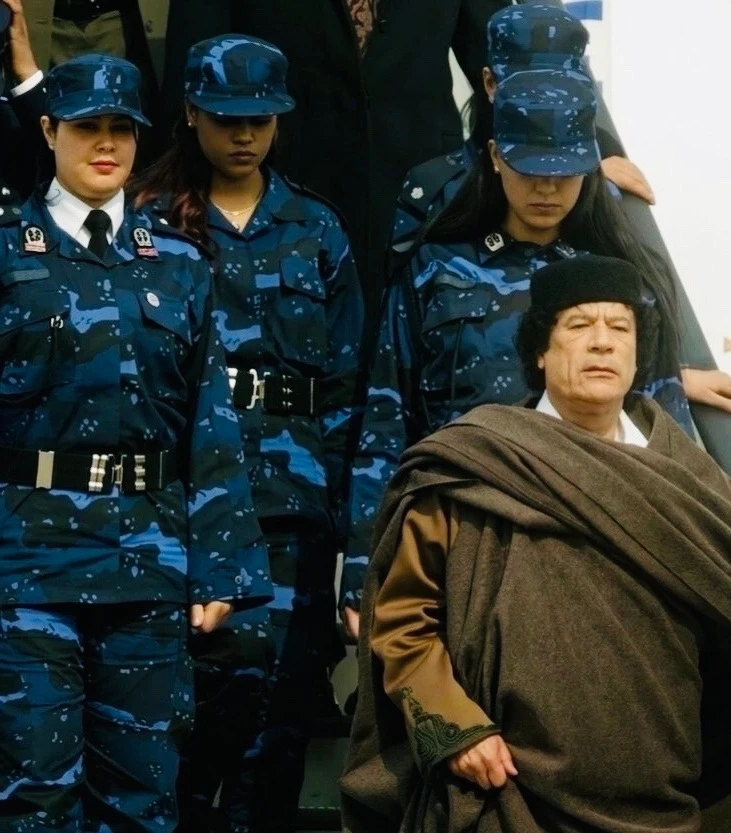 Каддафи и его личная охрана - одни женщины 😏