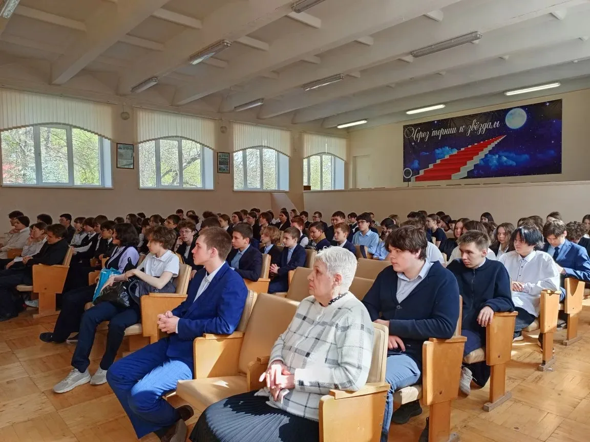 🎼🪗В преддверии 9 мая в нашей школе звучали песни Победы!  30 апреля для учеников и педагогов МАОУ Шк