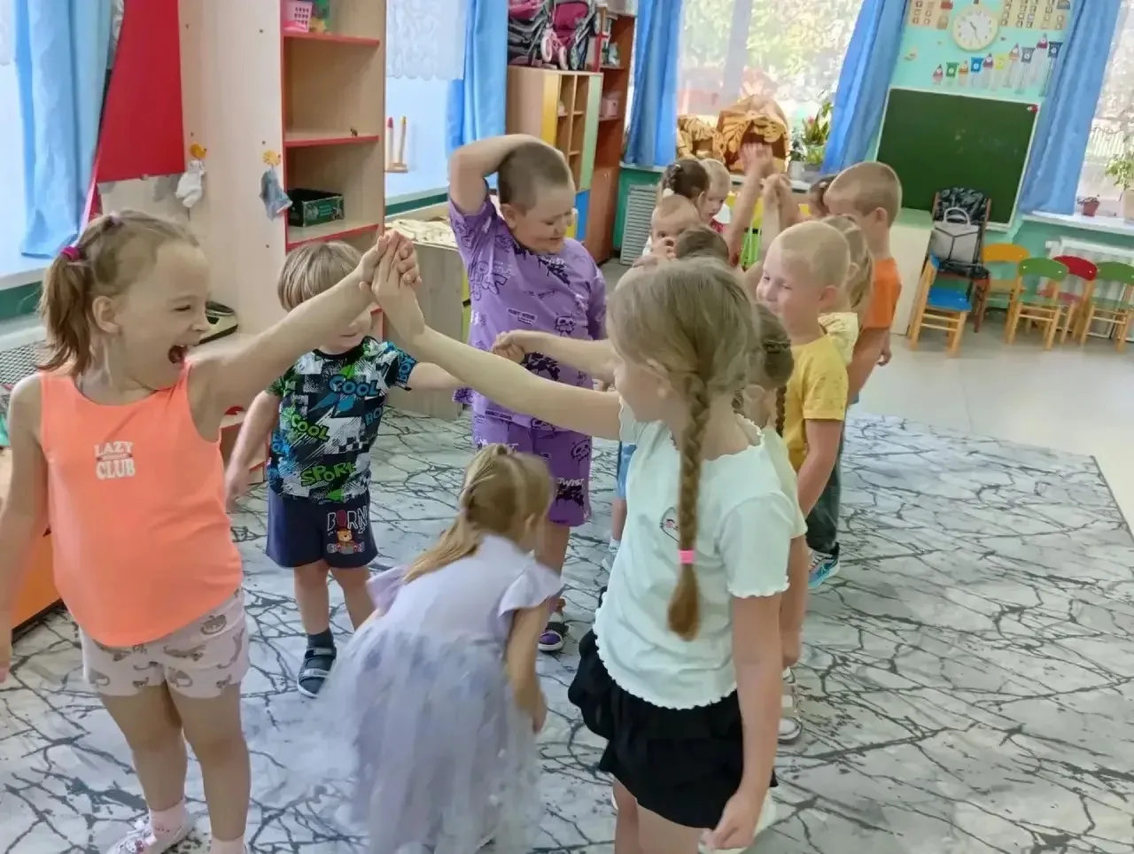 ☀️ Проветрили головы и размяли ноги! Сегодняшнее утро посвятили народным подвижным играм. Никакого с
