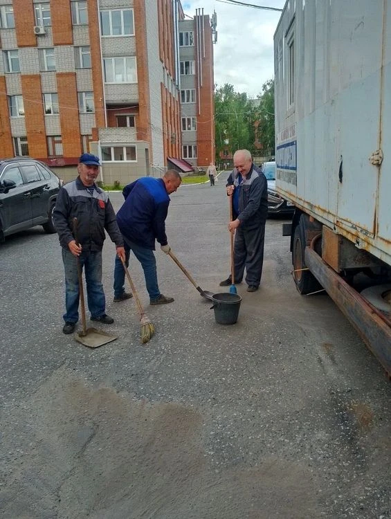 4 июня работники гаража Республиканского противотуберкулезного диспансера вышли на убор...