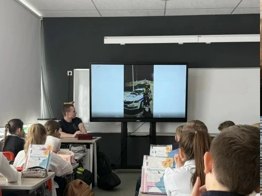 🟢Уроки с родителями! Сотрудник дорожно-патрульной службы и дядя нашего ученика Дюженко Данила встрет