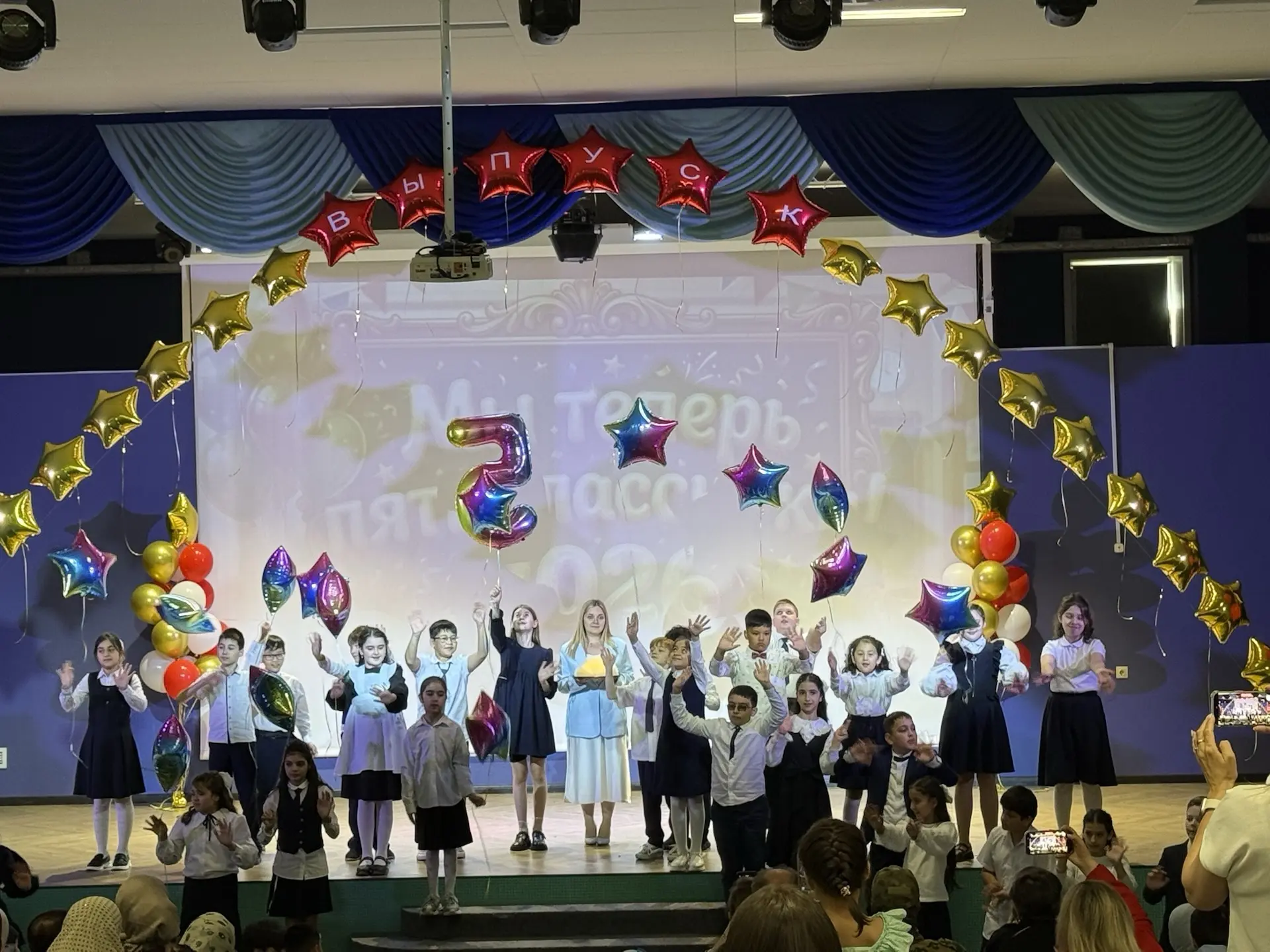 🚀 В добрый путь, 4 «Д» и 4 «Ж»!  В школе прошёл трогательный  выпускной у ребят 4 «Ж» и 4 «Д» классо
