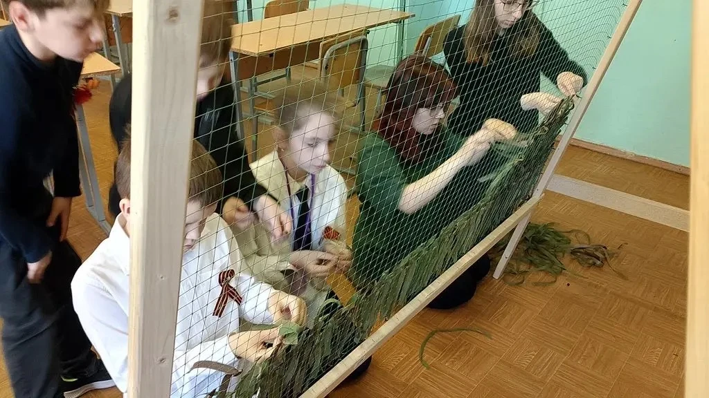 🪖КОЛПИНСКАЯ НАРОДНАЯ СЕТЬ🪖  🎗️В Петербурге маскировочные сети для бойцов СВО плетут тысячи доброволь