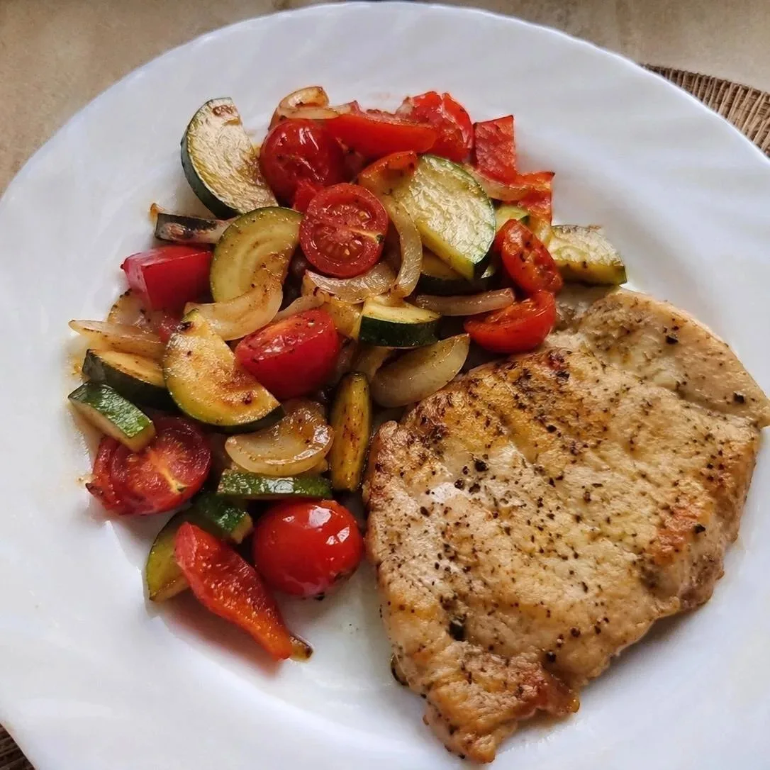 ✅ Сочная ПП-отбивная с овощами

🚩Нежная отбивная из куриного филе с запечёнными овощами - простой, 