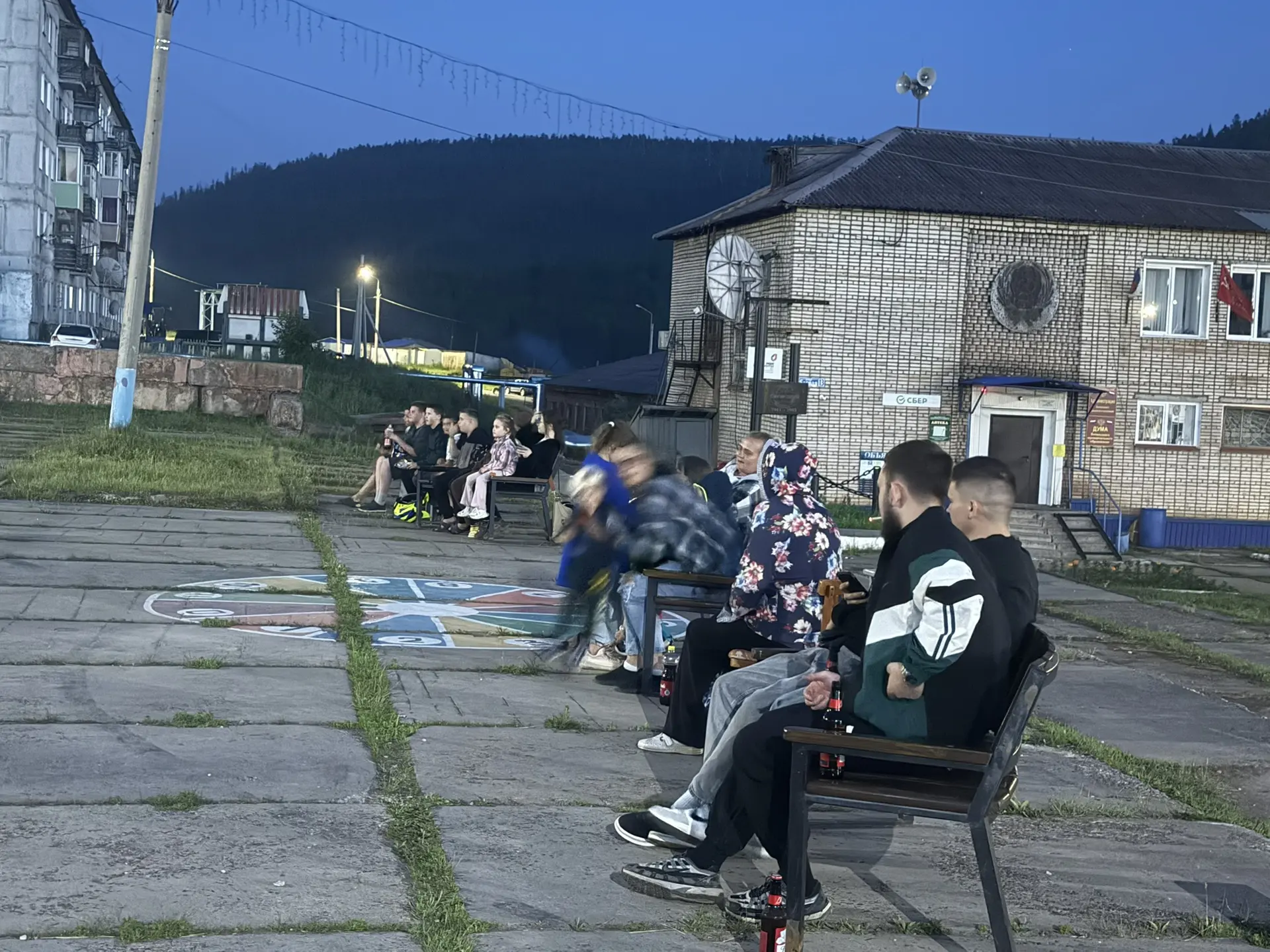 К Дню Семьи, любви и верности на Центральной площади п. Янталь состоялся семейный показ...
