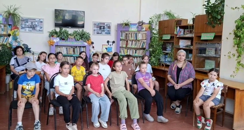 Бүген безнең мәктәп лагере балалары өчен Нөнәгәр авыл китапханәсендә" Туганлык җепләрен саклыйк" исе