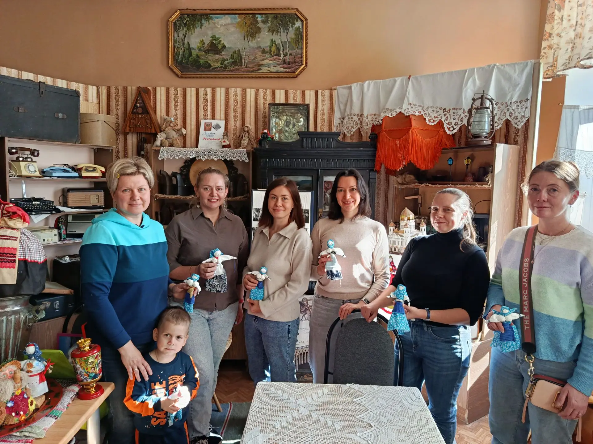 В музее «Россиянка» для первоклашек работает кружок «Путешествие в мир сказки». 📖✨ Сег...