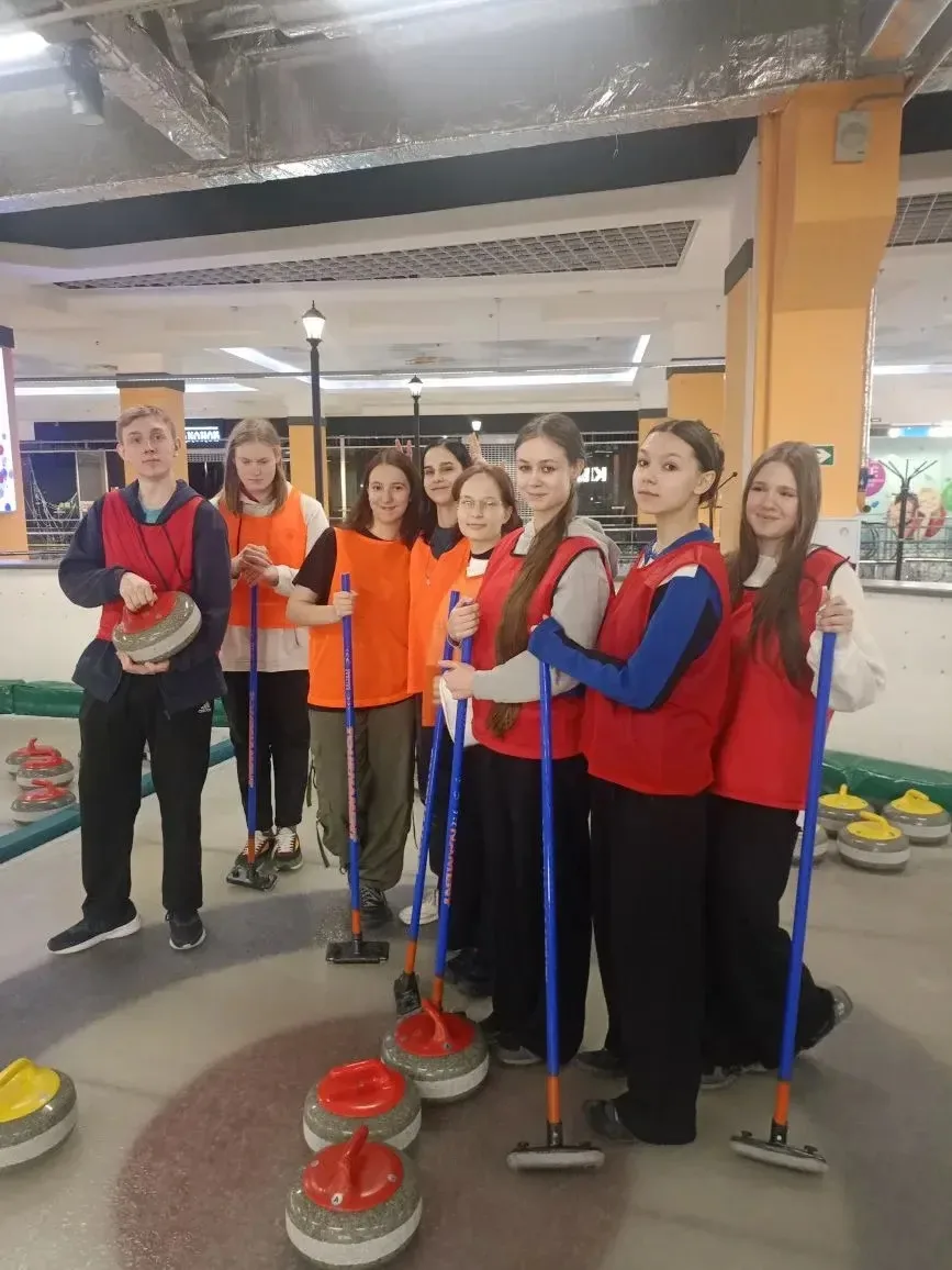 Встречаем каникулы ✨   27 марта 9А провёл в режиме «турбо». Сначала был 🥌 КЕРЛИНГ: это было мощно! О