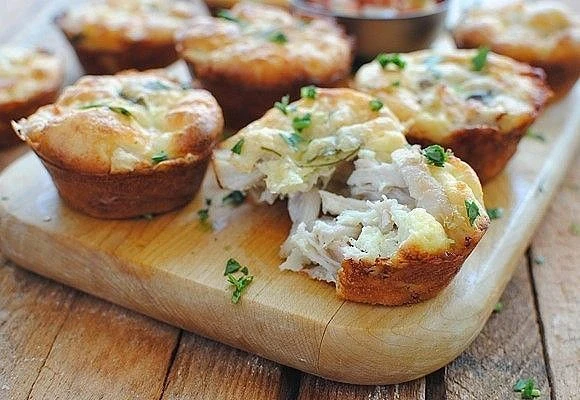 КУРИНЫЕ МАФИНЫ С СЫРОМ #запекание 
@domashnie_receptiki

Ингредиенты: (на 12 шт)
 Куриные грудки - 2