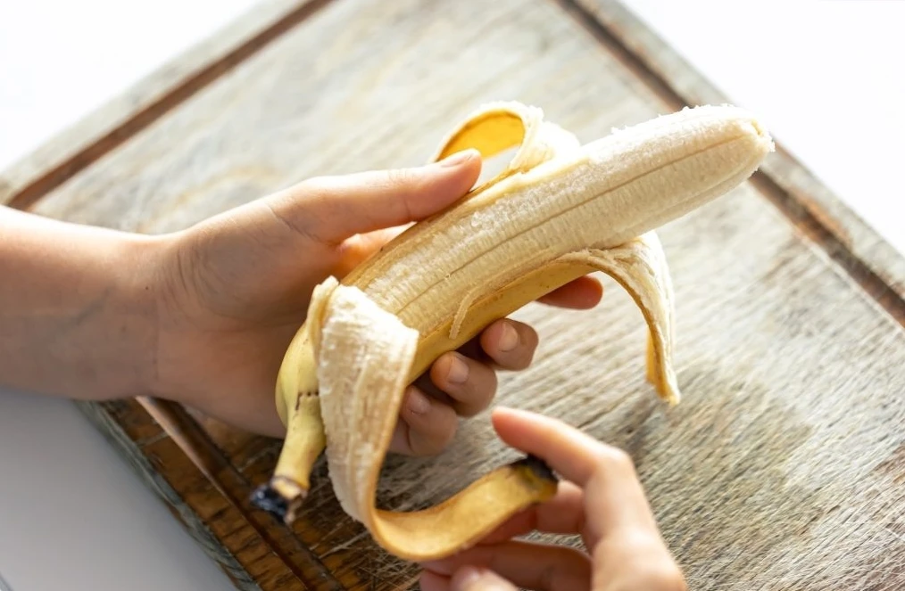 🍌 Банановая кожура — не мусор, а калийная подкормка для цветов. Калий отвечает за пышное и яркое цв
