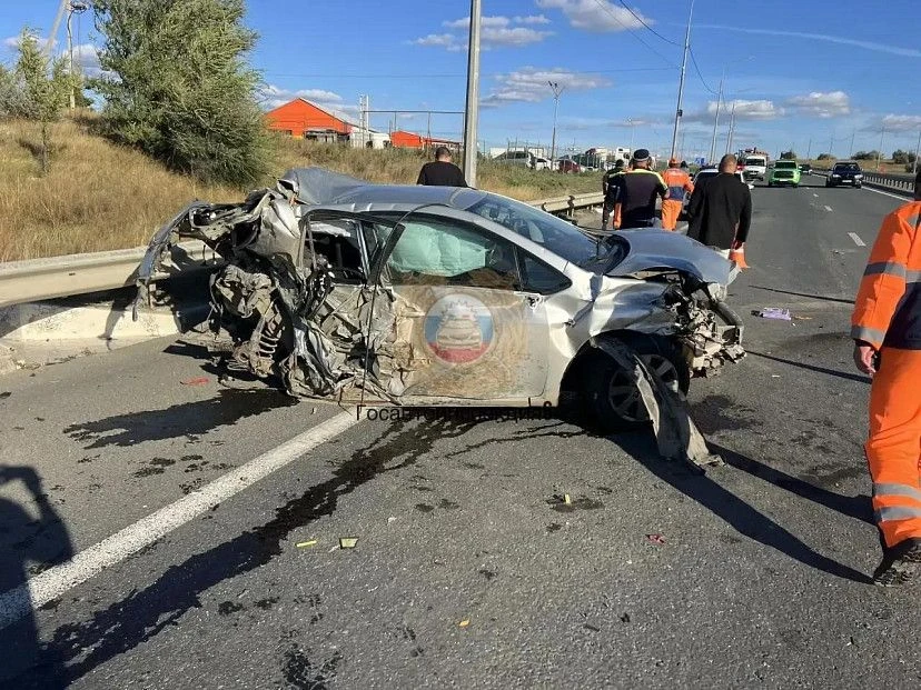 Машина в смятку: двое детей и двое взрослых пострадали в столкновении Toyota и фуры в С...