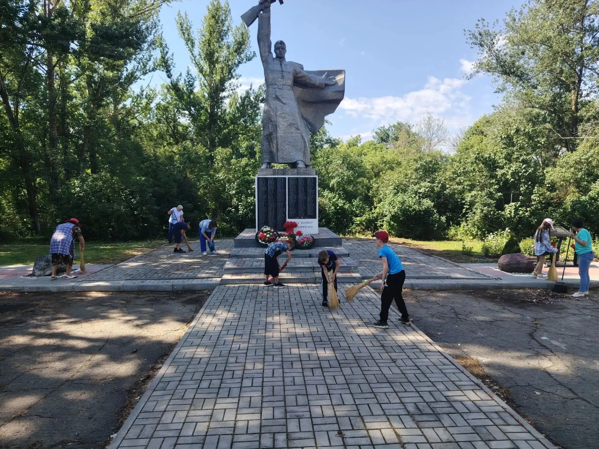 Сегодня, 18 июня, воспитанники лагеря «Дружный» приняли участие в добровольческой акции «Помним геро