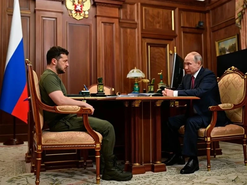Путин дал указание с полуночи сегодня в течение трех суток не наносить ударов по Киеву,...
