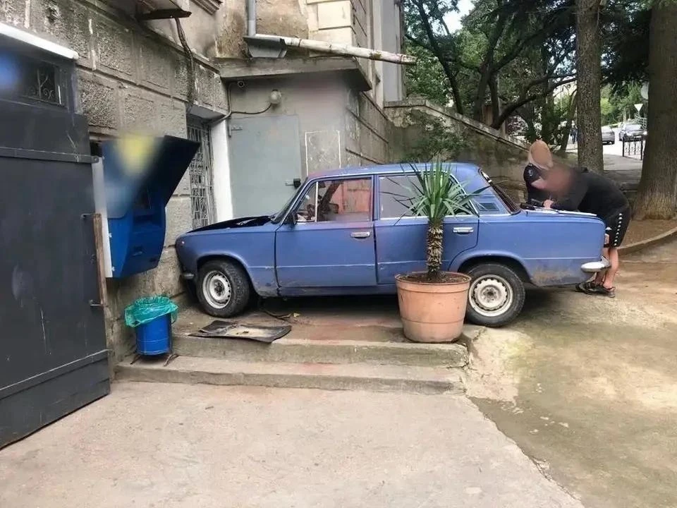 ❗️Пьяный иностранец угнал «копейку» и врезался в магазин в Гаспре