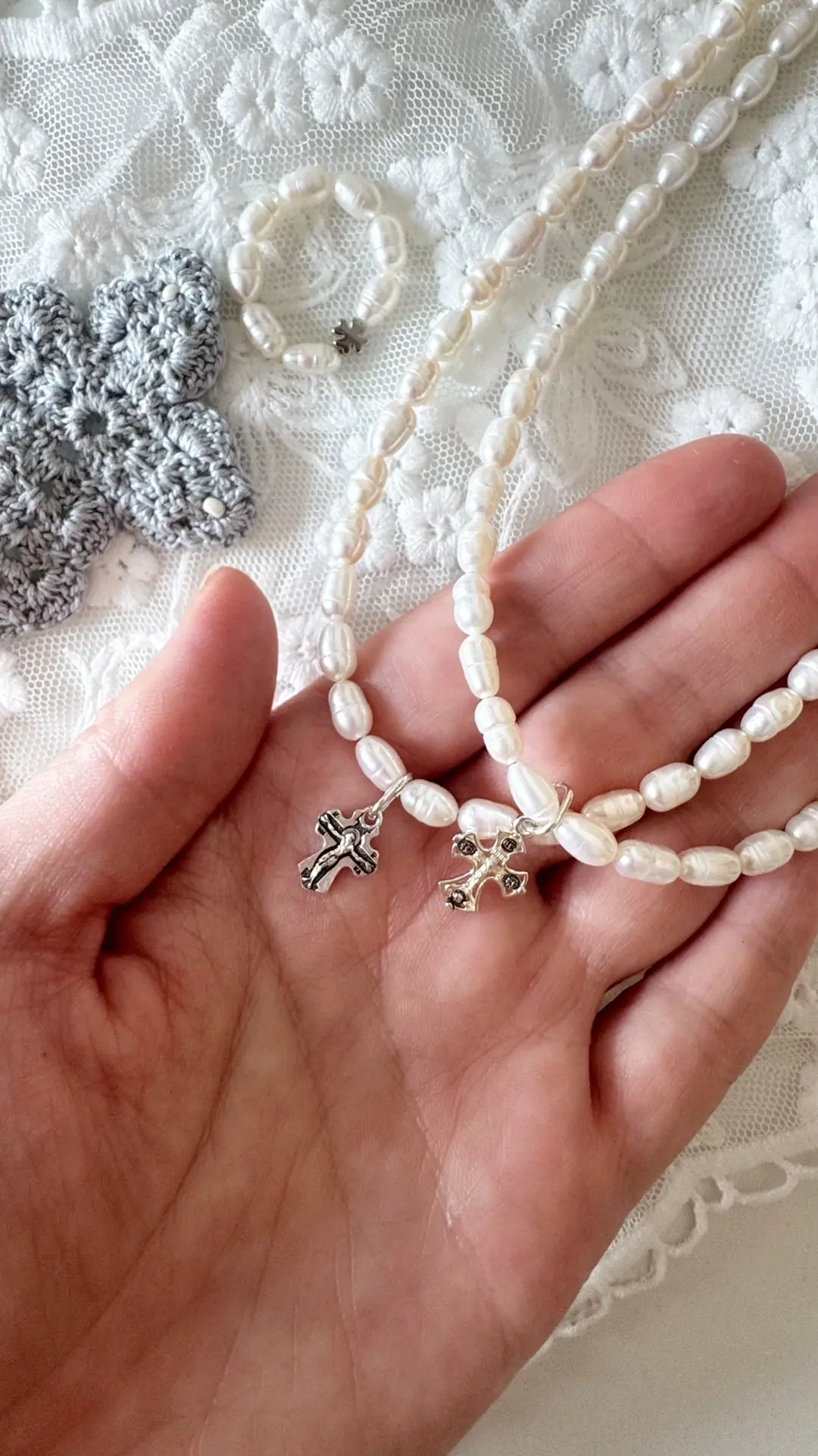Жемчужные нити с крестиками в наличии 🤍🪽
Крестики двух видов:
1.)
2,3,4 фото
с обратной стороны кр