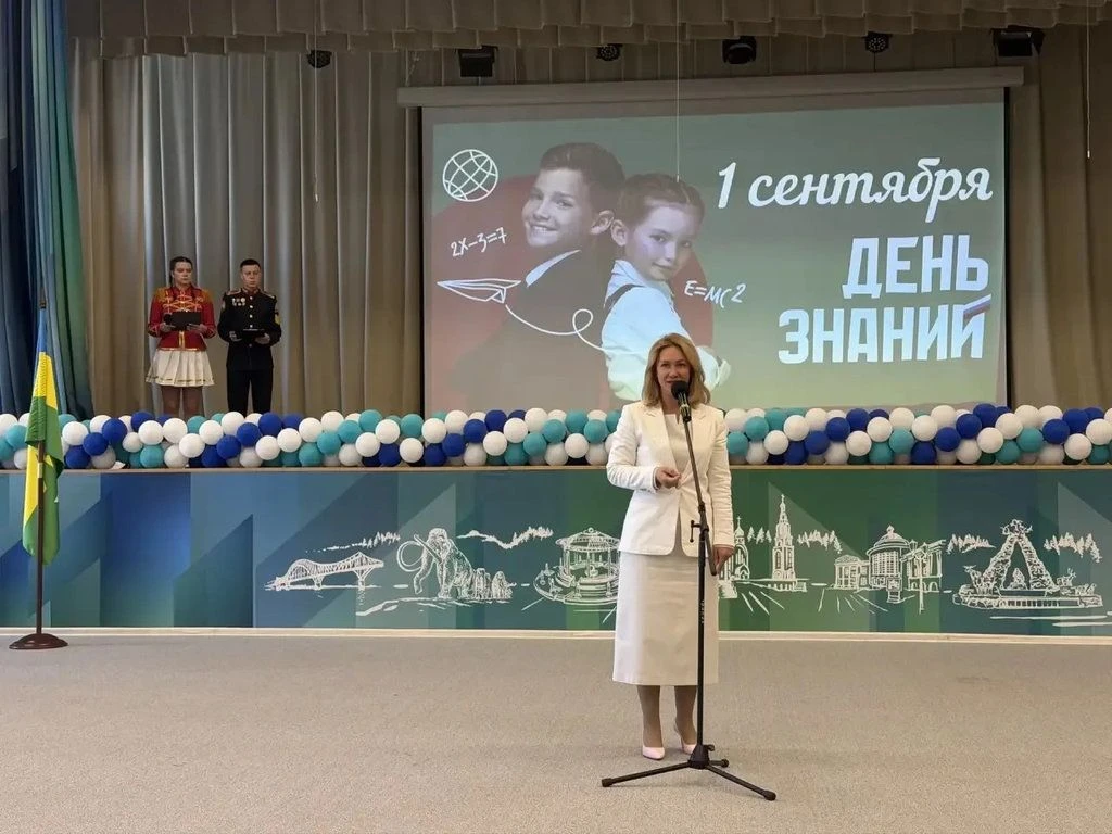 Оксана Михеева приняла участие в торжественной линейке в школе №8 окружной столицы.