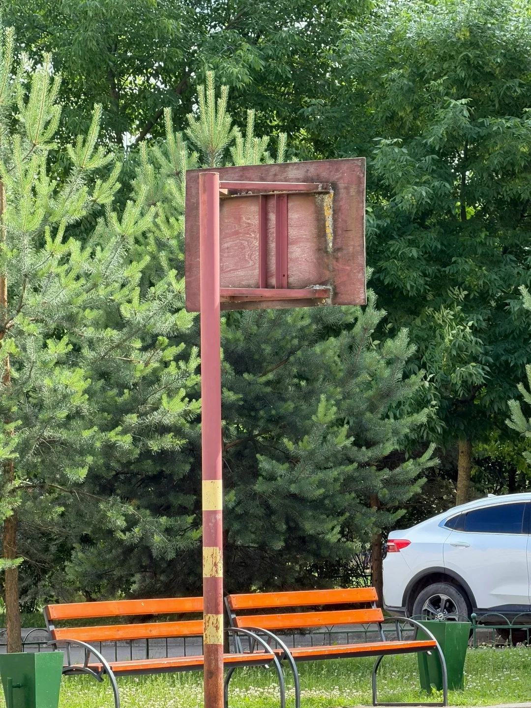Городские власти периодически проводят проверки площадок и даже ремонтируют часть из них , но пробле
