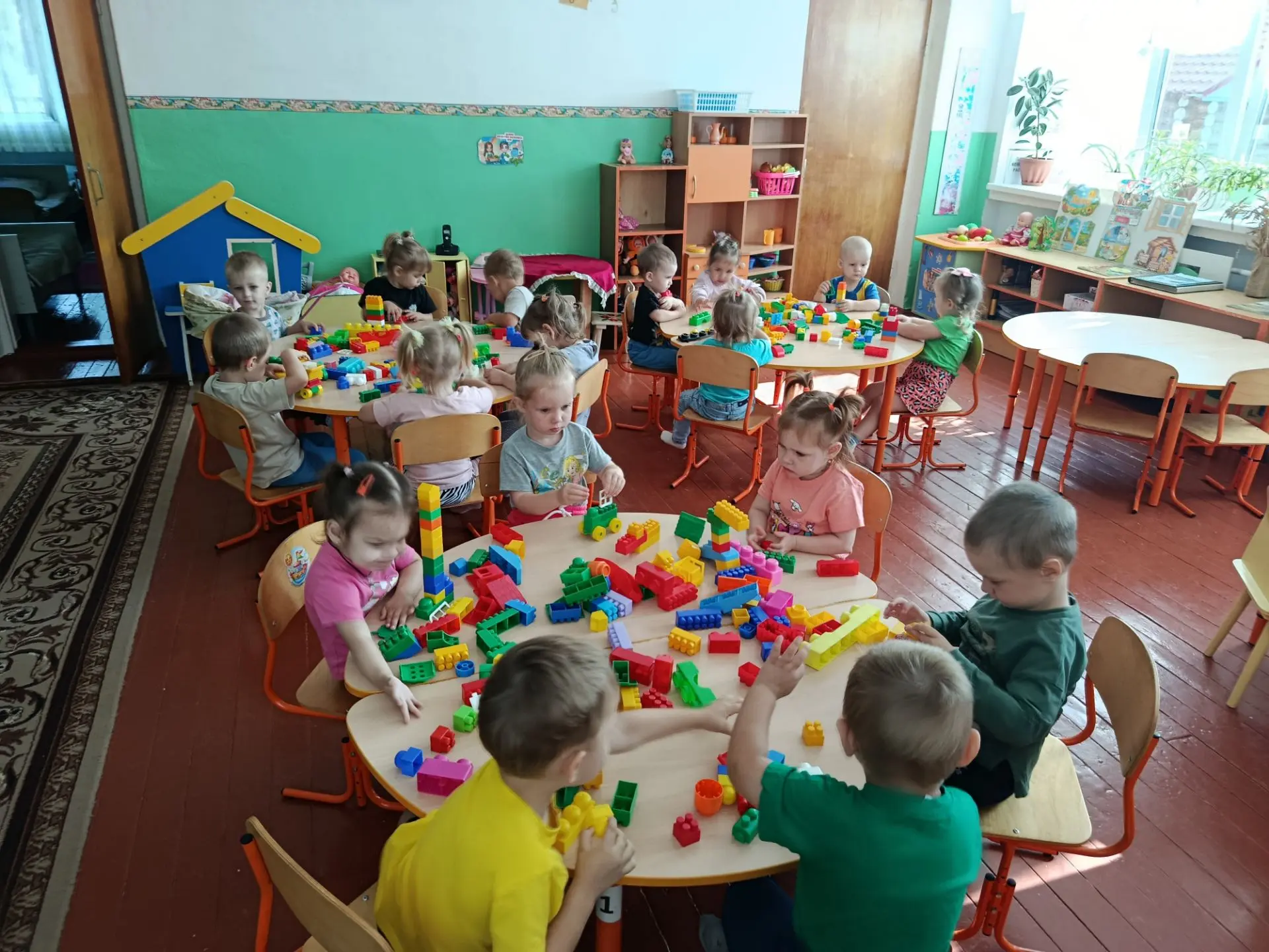 👷‍♀️👷‍♂️Маленькие строители: как малыши играют в конструктор за столами