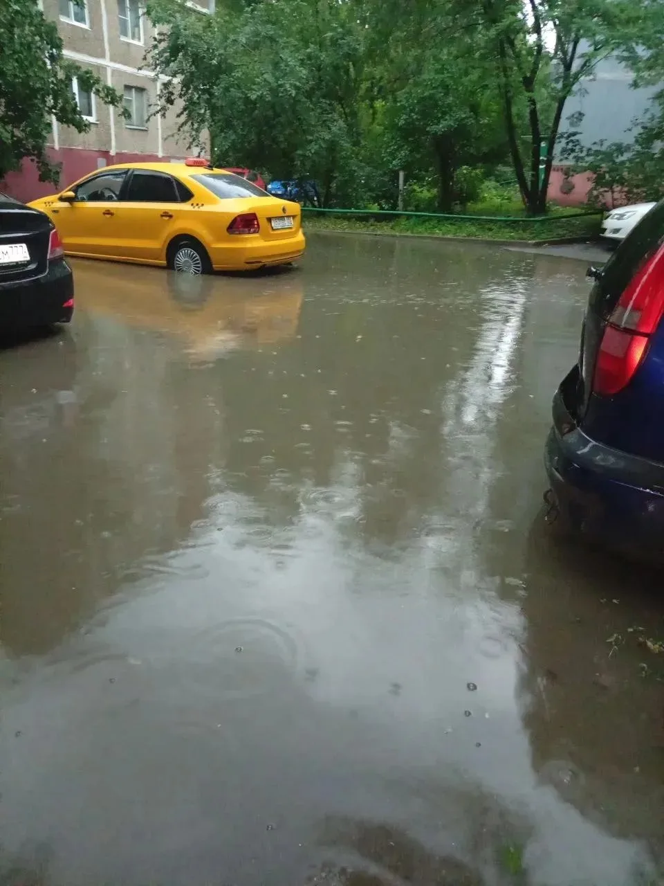 🌧️ Вчера после дождя улицу 43-й Армии вновь затопило

Жители Подольска сообщают, что после вчерашне