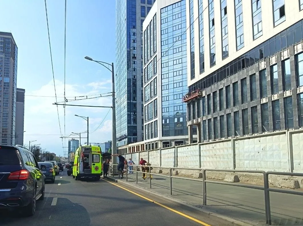🚑 Водителя электросамоката сбил на Московском шоссе у подножия Баланс Towers водитель ...