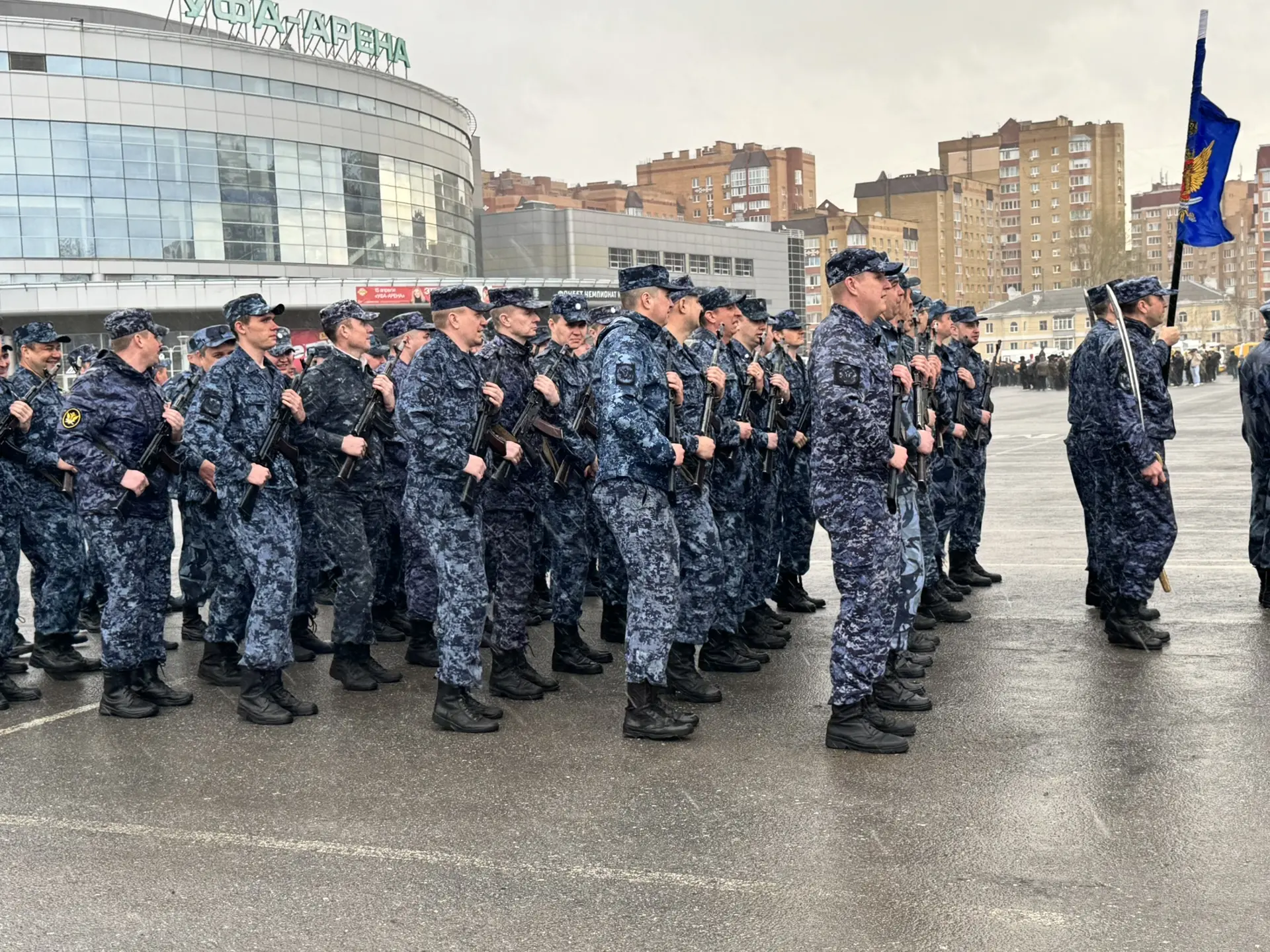 Репетиция Парада Победы  9 апреля 2026 года, несмотря на непогоду, на площади перед Уфа-Арена прошла