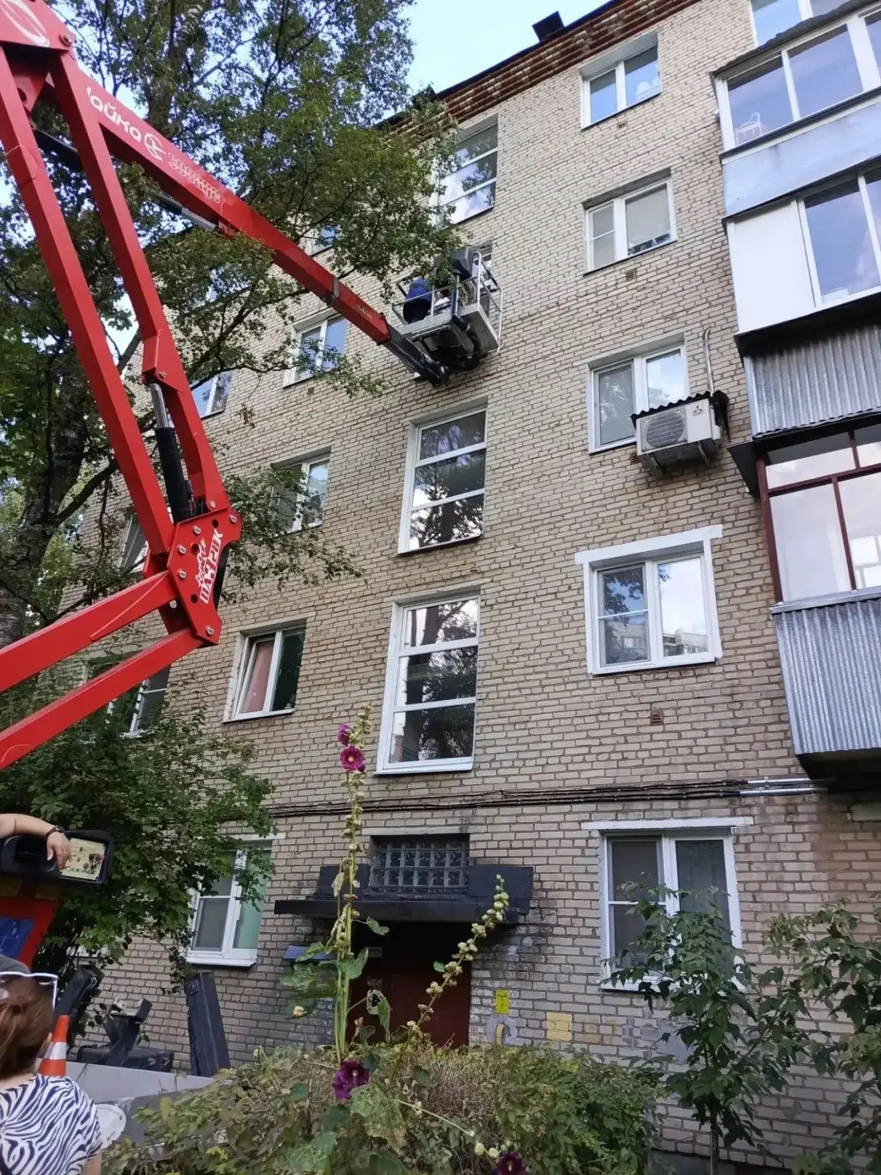В доме 25Б по улице Горького завершена высотная уборка окон