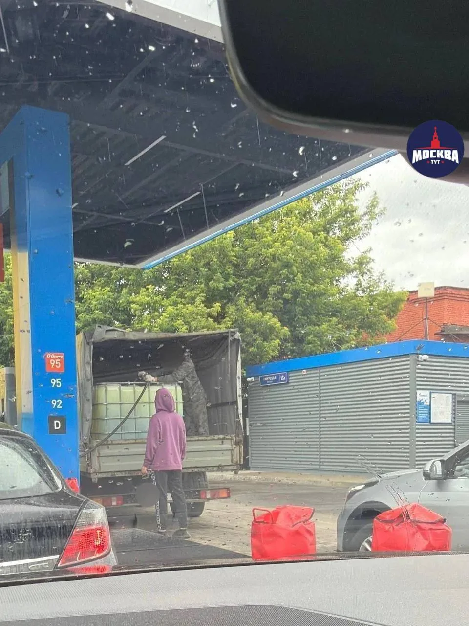 ⛽️Москвичи решили закупить бензин на тысячу литров

📲 Тут Москва в MAX