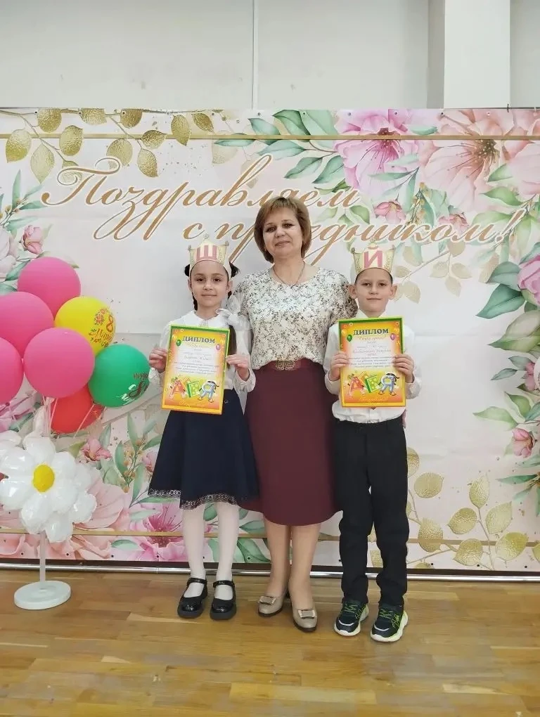 Случилось чудо: словно в сказке, Все буквы дружно сняли маски! Ты знаешь «Азбуку»! Теперь Тебе откры
