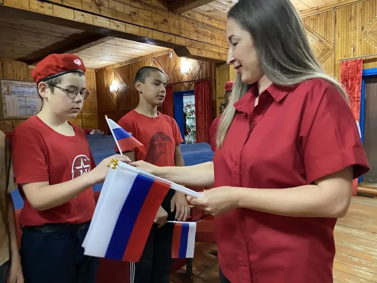 🇷🇺✨ Сегодня в Мемдельском СДК  классе прошёл тёплый и душевный тематический день, посвящённый Дню 