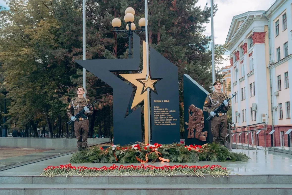🟢 Студенты, преподаватели и офицеры Межвузовского военного учебного центра почтили пам...