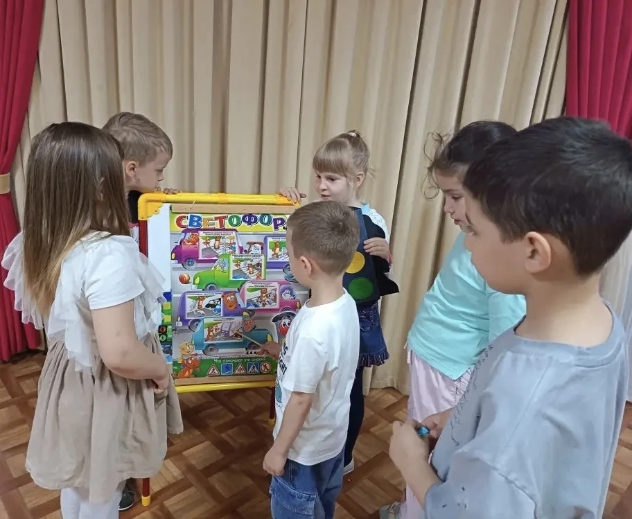 Беседа с детьми подготовительной группы «Соблюдайте правила дорожного движения»