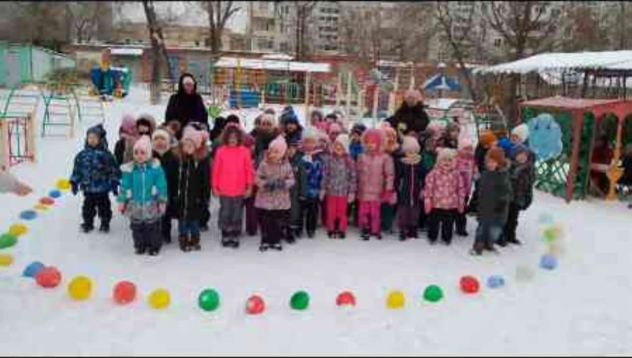 ФУТБОЛЬНЫЙ ФЛЕШМОБ
 За окнами не так давно в нашем городе царила настоящая зима и поэтому наш детски