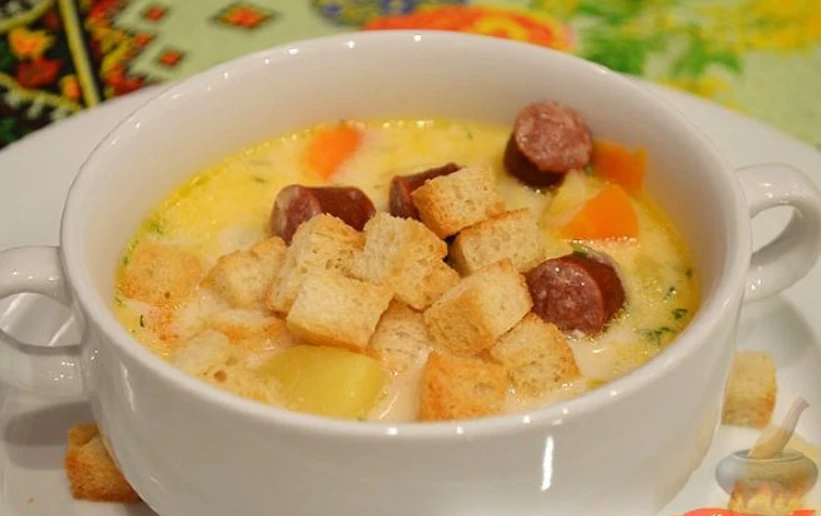 🧀 Сырный суп с копчёными колбасками — густой, ароматный, уютный! ✨