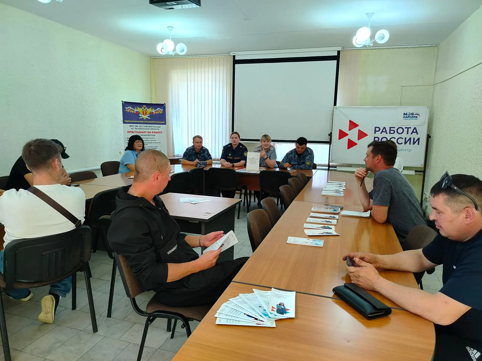 Сотрудники ФКУ ИК-25 ГУФСИН России по Челябинской области приняли участие в ярмарке вак...