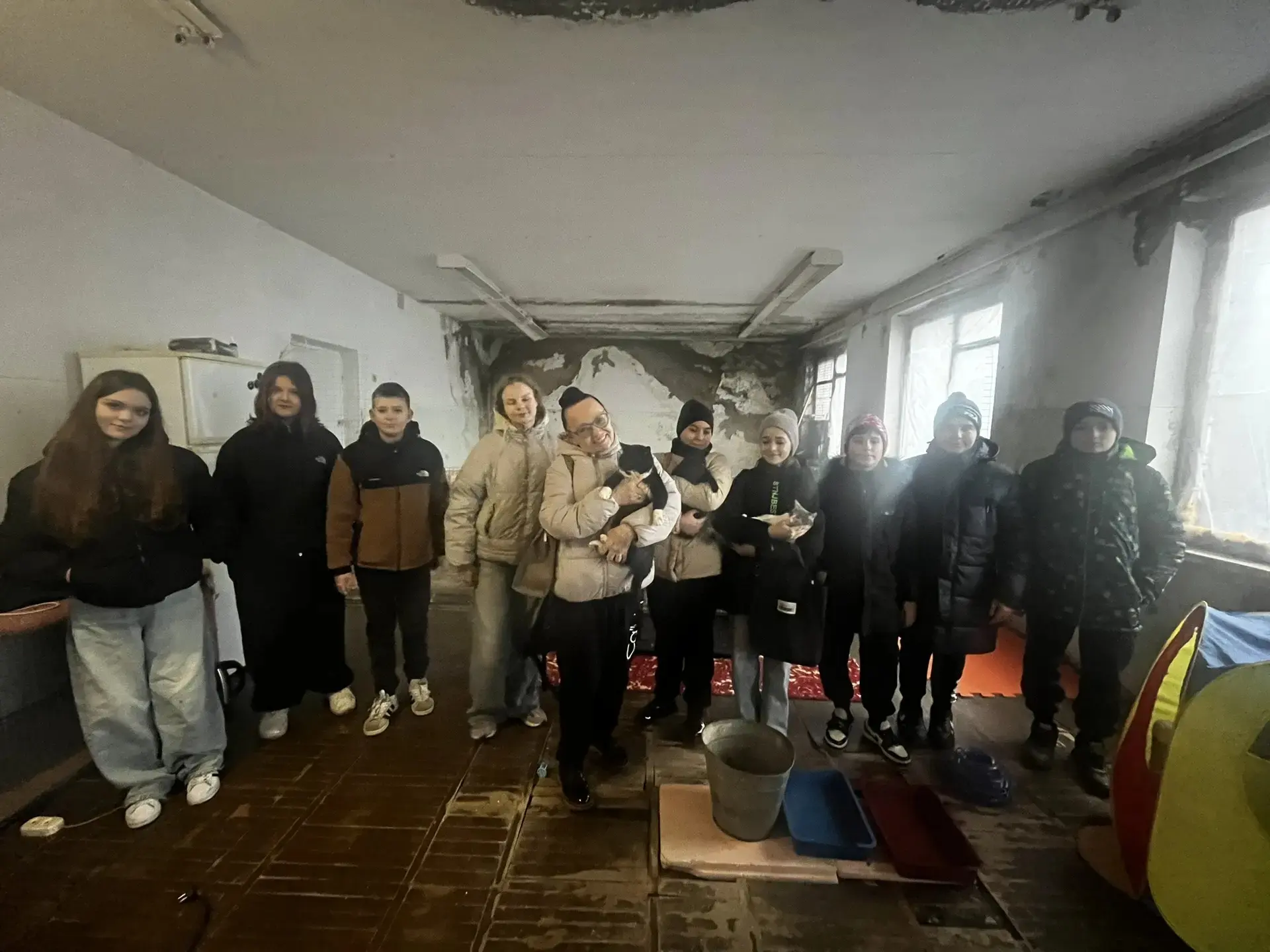 09.01.26 учащиеся 6в класса посетили Приют для животных,  подарив корм, внимание и милосердие для со