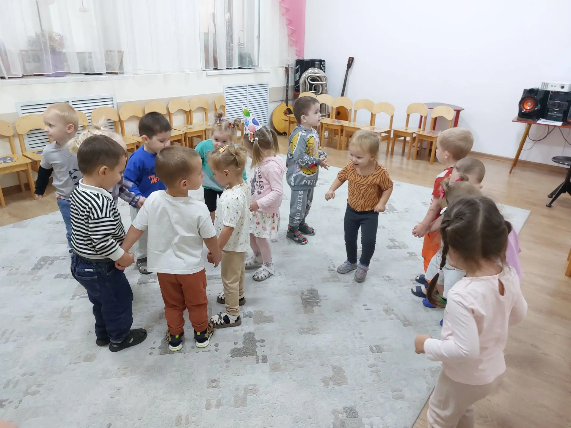Игры в музыкальном зале всегда такие весёлые. Это активные задания, которые помогают во...