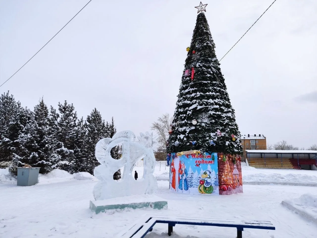 В самом разгаре ежегодный конкурс на лучшую новогоднюю игрушку для украшения главной ёлки района «Ёл