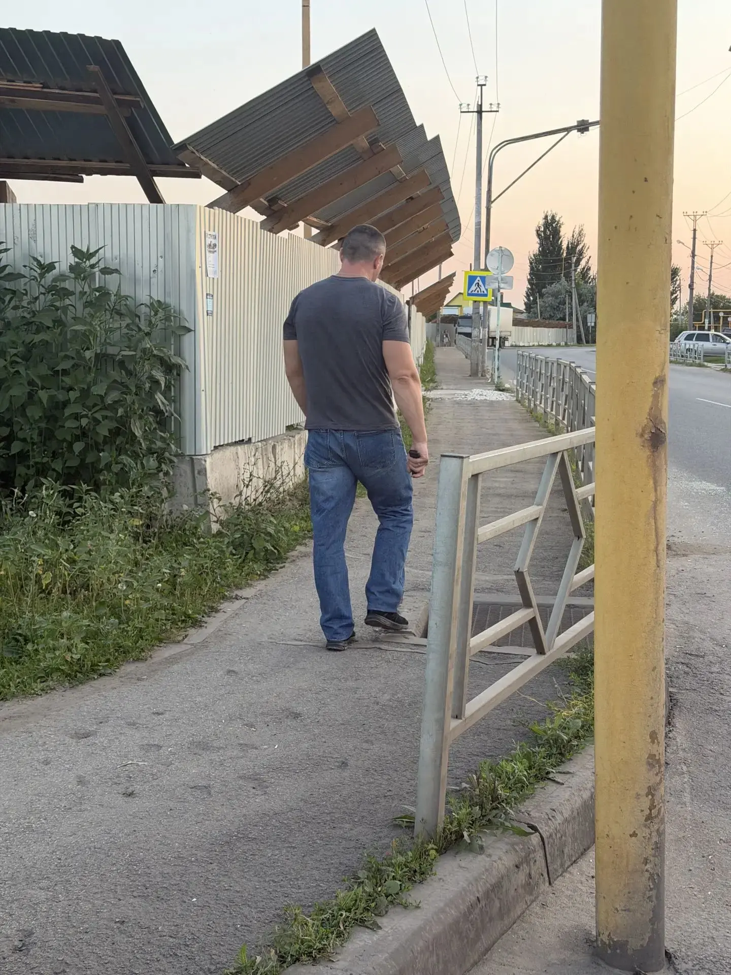 Проезжал мимо школы в Федоровке. Помню, как я ещё ребёнком был там — на каком-то районн...