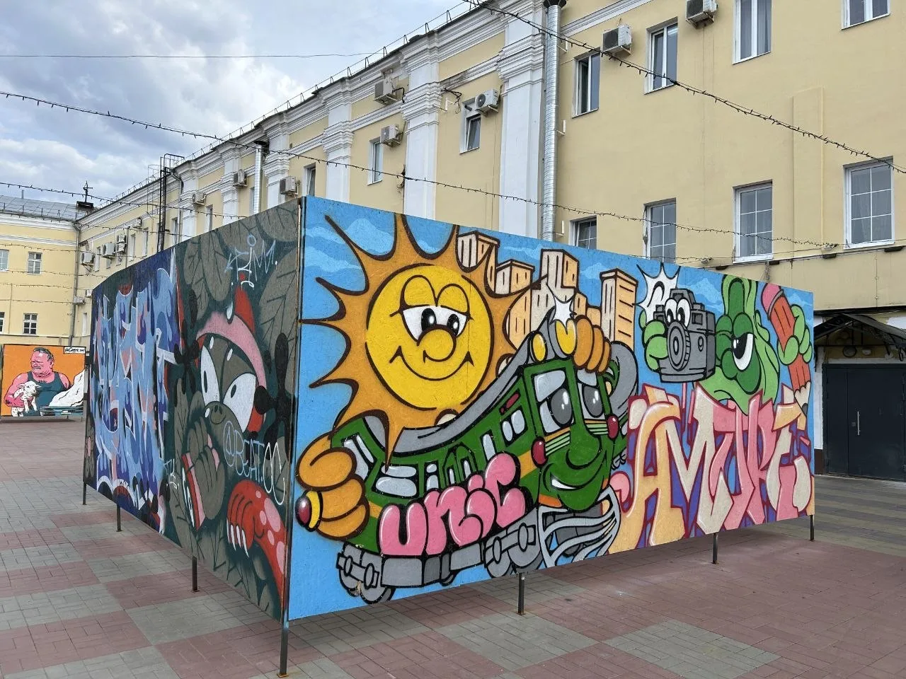 В Ярославле к 1016-летию города установили деревянные кубы с граффити.