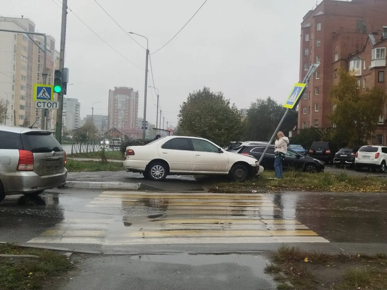 🚏Омичка на иномарке снесла дорожный знак