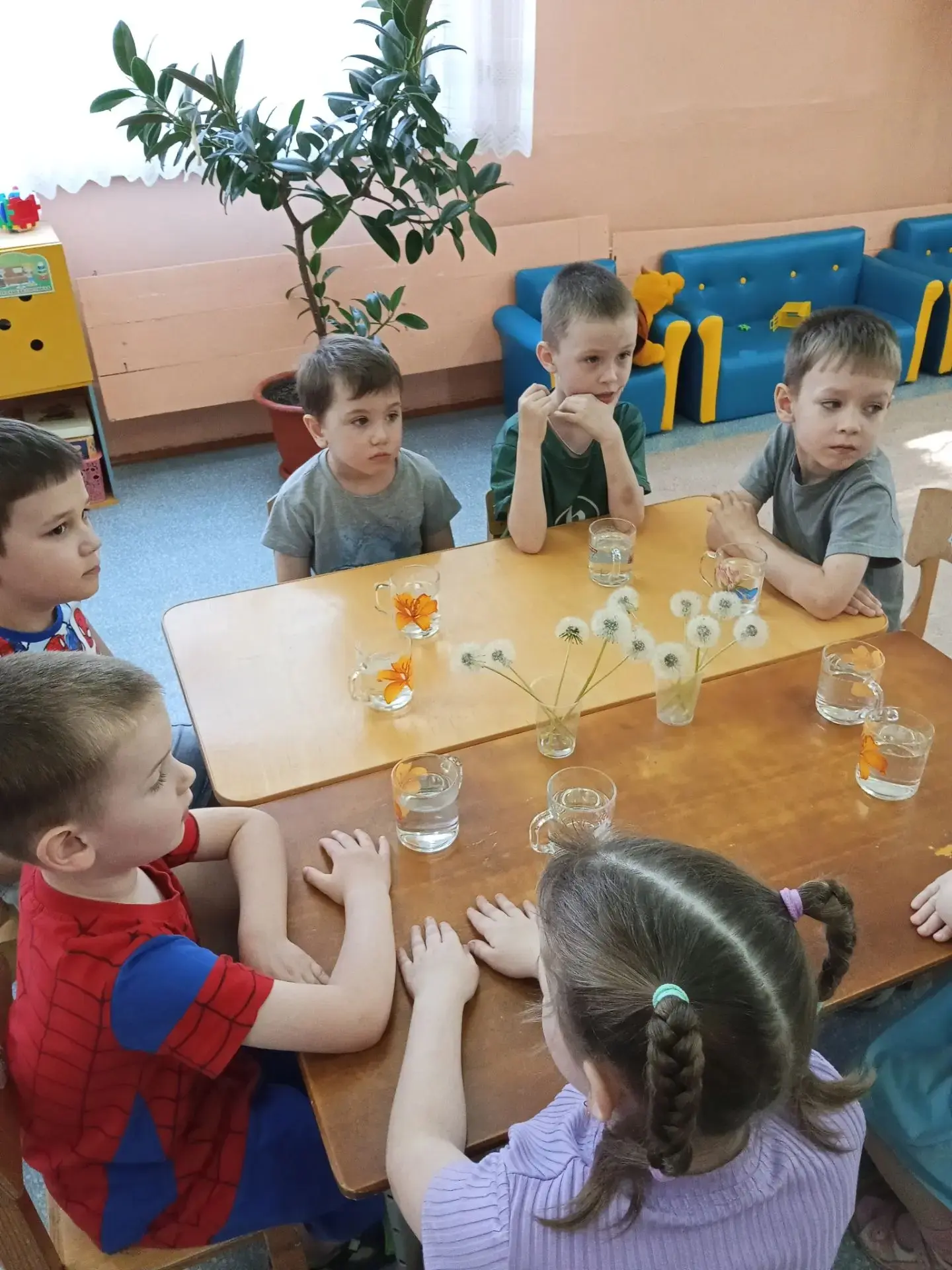 🐝Опыт с одуванчиками и водой  помогают детям познакомиться с особенностями растения и их взаимодейс