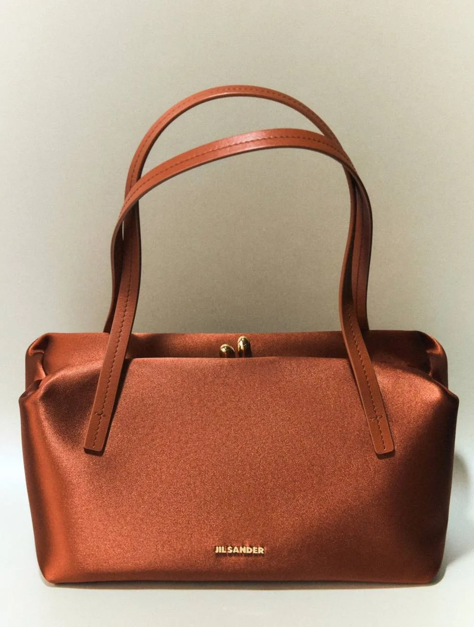 Новая версия сумки Jil Sander Goji Pillow — в атласе, который особенно хорошо звучит с ...