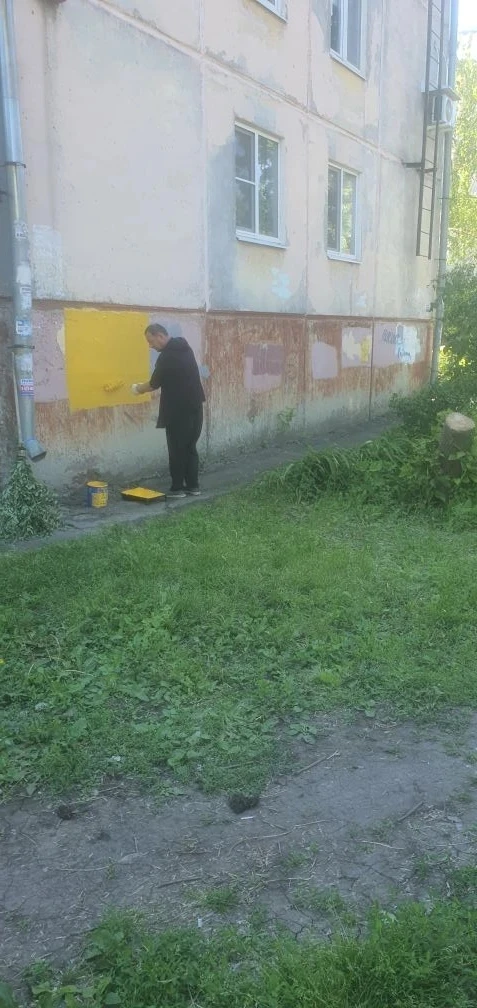 МКД ул. Аэродромная 48 закрасили  графити