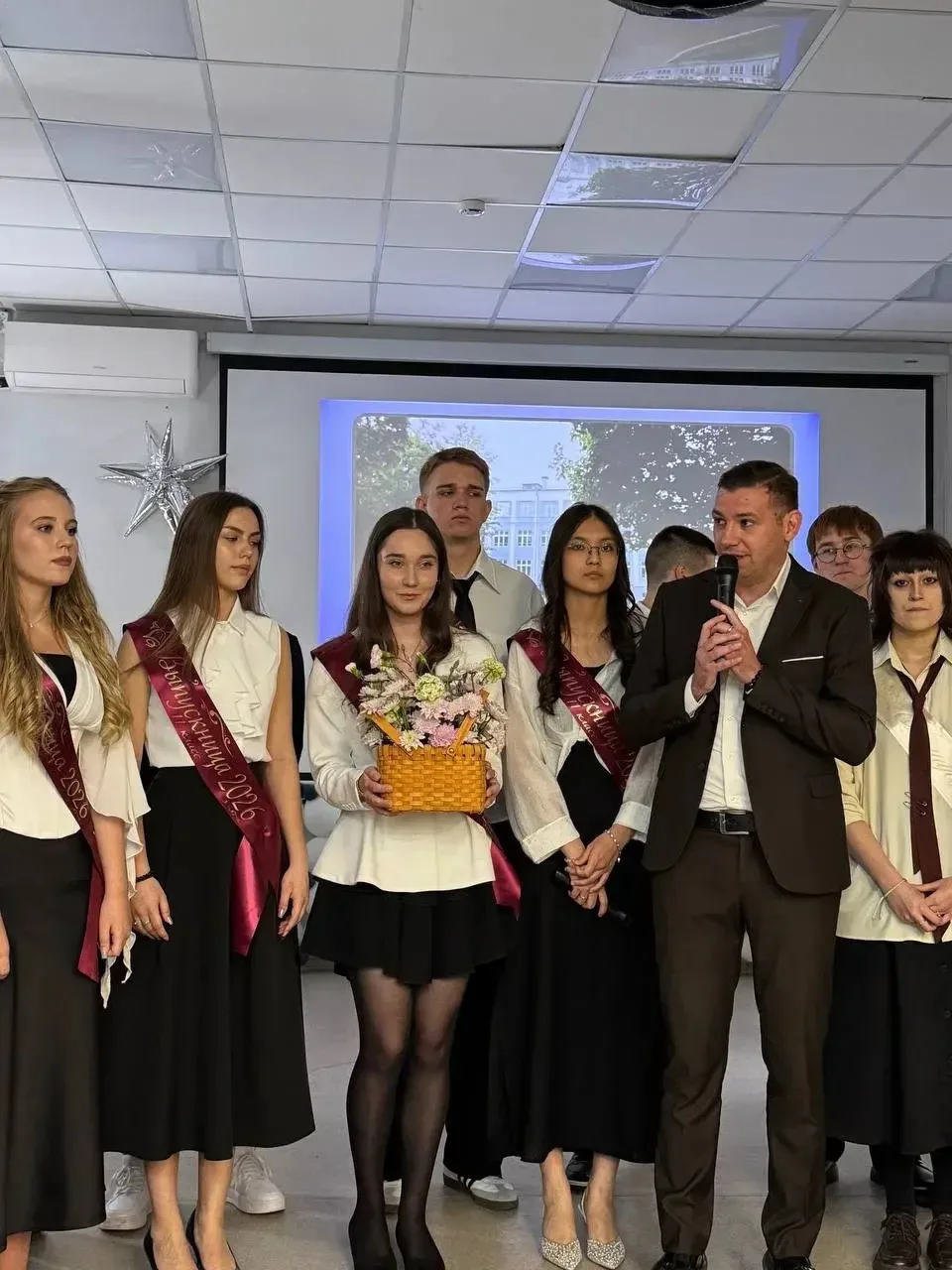 🔔 Последний звонок — прощание со школой и шаг во взрослую жизнь! 🔔

27 мая в МОУ гимназии №1 (1-й 