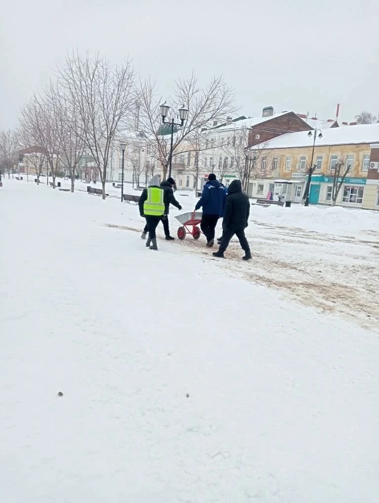 🚜 Мичуринские коммунальщики борются со снегом и гололедицей на городских улицах и тротуарах  Погода 
